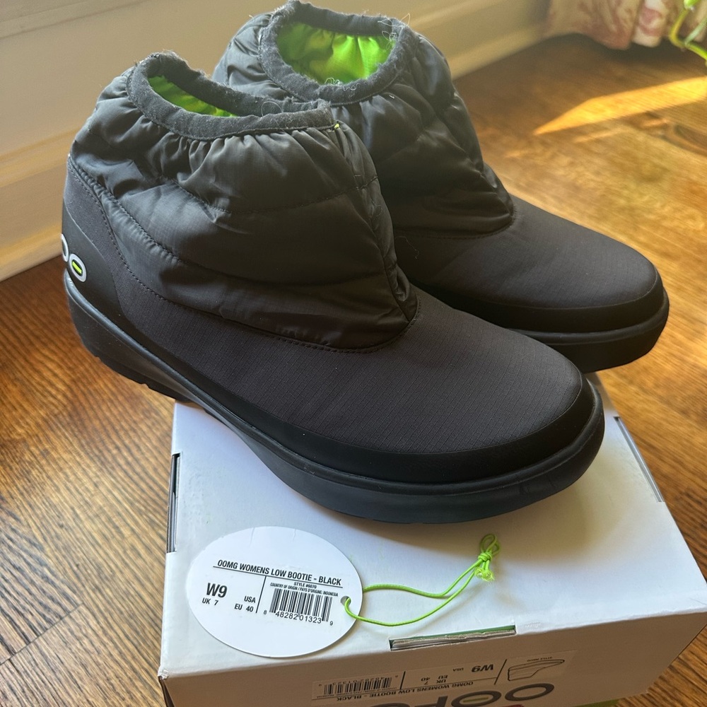 Oofos OOmg Black Low Boots women’s size 9 New without box
